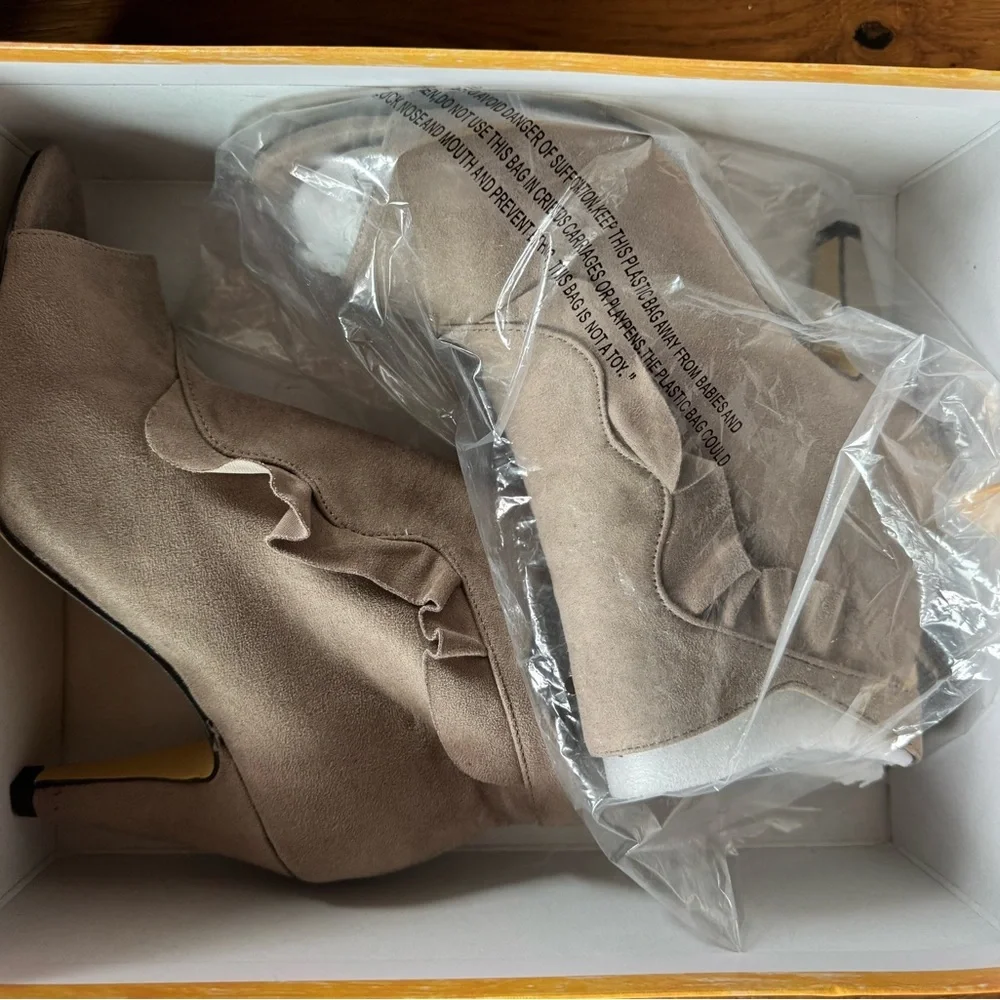 Bella Vita Tan Suede Like Ankle Booties Side Zipper Side Ruffle 8.5W Beige boho
